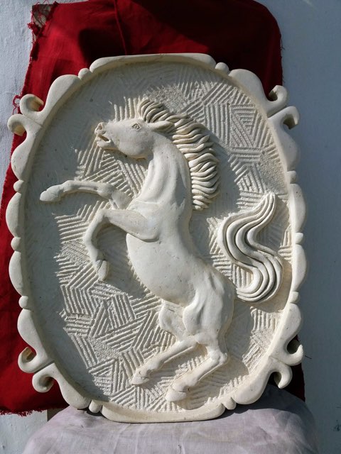 Cavallo rampante ovale, con cornice in pietra leccese