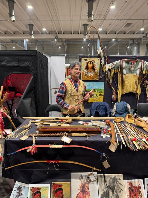 Maurizio Bertino con il suo stand alla fiera “Armi e Bagagli”, Piacenza 2025.
